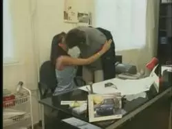 Die Schlampe wird bei der Arbeit durchgebumst