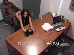 Im Büro fickt der Hengst die Schlampe durch