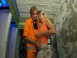 Mit der ganzen Hand wird die geile Nutte gepoppt