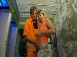 Mit der ganzen Hand wird die geile Nutte gepoppt