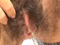 Im Freien hat die geile Nutte mit unrasierter Vagina NS