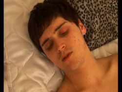 Geiler Gay streichelt sich seinen borstigen Pimmel