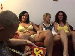 Beim Gangbang lassen sich naturgeile Muttis in Unterwäsche nageln