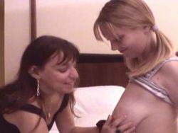 Die beiden heißen Mamis besorgen es sich vor der Cam
