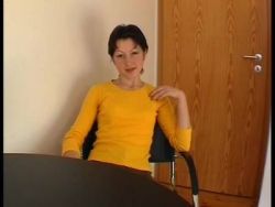 Erfahrene Mum poppt sich der mit der grünen Gurke