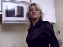 Fickbereite blonde Mutti beim versauten Selbstfick