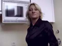 Fickbereite blonde Mutti beim versauten Selbstfick
