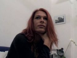 Heiße Mutter mit kleinen Brüsten besorgt es sich mit dem Sextoy