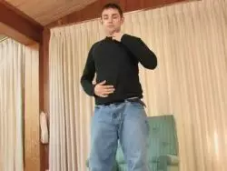 Ein geiler Typ fickt seinen Fickkolben und macht einen Handjob