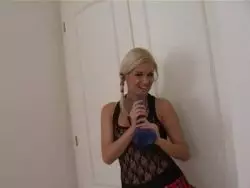 Das Flittchen reitet ihren blauen Dildo brutal