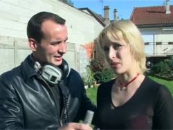 Der fremde Stecher fickt sie in verschiedenen Stellungen in die Pussy und den Anus