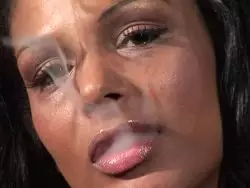 Hellhäutiger Kerl bumst prallbusige Ebony Hure während sie qualmt
