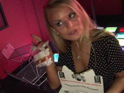 MILF in Nylons bläst einen prallen Kolben
