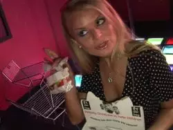 MILF in Nylons bläst einen prallen Kolben