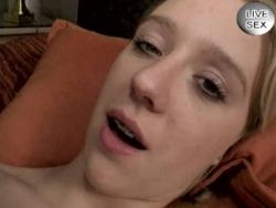 Blonde mit Minititten nagelt sich die Möse mit einem Toy