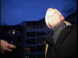 Blondine mit kleinen Brüsten knallt sich die Fotze mit einem Gummipimmel