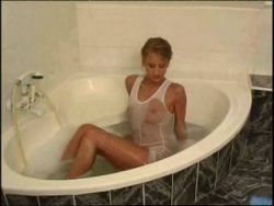 Das sexy Babe mit den kleinen Hupen befriedigt sich in der Wanne