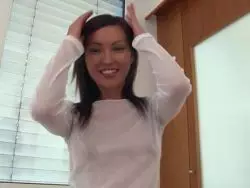 Die Asia Nutte präsentiert ihre nicht so großen Möpse