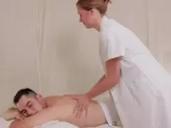 Die heiße Fotze hat geile kleine Brüste zum Verwöhnen