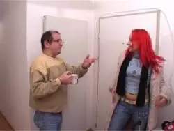 Die Hure mit den kleinen Möpsen duscht sich vor der Linse ab
