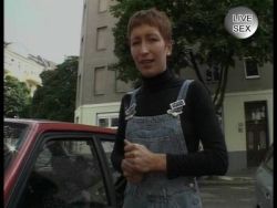 Die Tussi mit den kleinen Titten schiebt sich eine Kerze in die Muschi