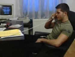 Freundin mit kleinen Brüsten wird im Büro durchgefickt