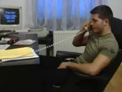 Freundin mit kleinen Brüsten wird im Büro durchgefickt