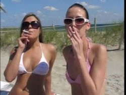 Geiles Mädel mit flachen Busen bespielt sich die Spalte mit Dildos