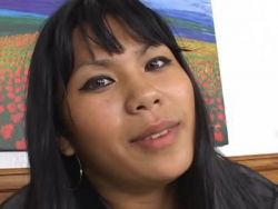 Latina saugt genüsslich den Ebony Riemen