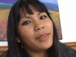 Latina saugt genüsslich den Ebony Riemen