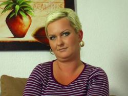 Ausgehungerte Naturblonde gönnt sich ihren dicken Dildo