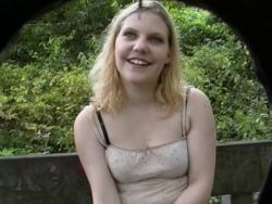 Blonde Tussi bläst gerne Schwänze Outdoor