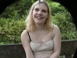 Blonde Tussi bläst gerne Schwänze Outdoor