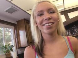 Blondine lässt sich geil in die blanke Fotze bumsen
