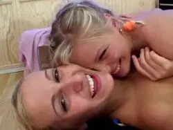 Die beiden lesbischen blonden Gören haben viel Sexvergnügen miteinander