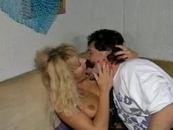 Die geile Blondine lässt sich schön durchpoppen
