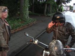 Die geile Blondine wird von dem Kerl durchgepoppt