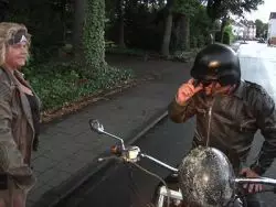 Die geile Blondine wird von dem Kerl durchgepoppt