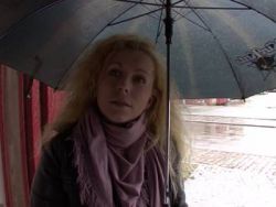 Die rattenscharfe Blondine wird auf dem Billiardtisch durchgefickt