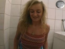 Die scharfe Blonde massiert sich beim Duschen