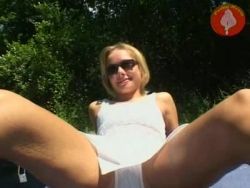 Die scharfe blonde Schlampe beglückt sich auf der Wiese selbst