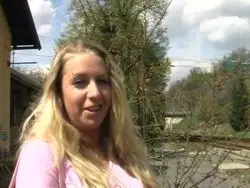 Eine frivole Blondine lutscht einen prallen Schwanz