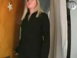 Scharfe Blondine mit Mikrotitten macht eine Schwanzmassage