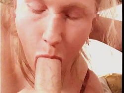 Die Hure wird in ihre haarige Muschi gebumst