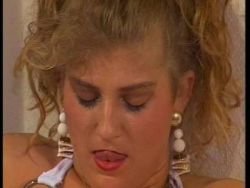 Ein Flittchen mit behaarter Muschi bumst sich mit einem Sextoy