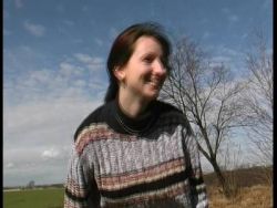 Heiße Mama stopft sich die Pelzmuschi mit einem Dildo