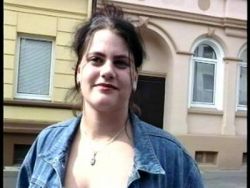 Sexy Weib bespielt ihre behaarte Pussy vor einem Unbekannten