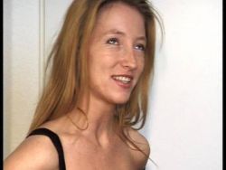 Süße Göre strippt und wird an ihrerer haarigen Mumu geleckt