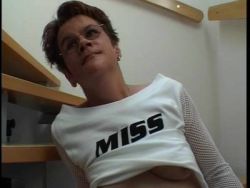 Die vom Leben gezeichnete Hausfrau legt auf der Treppe eine scharfe Dildoshow hin