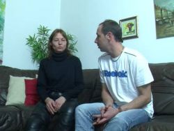 Ein Stecher rammelt eine lüsterne Hausfrau in die rasierte Möse